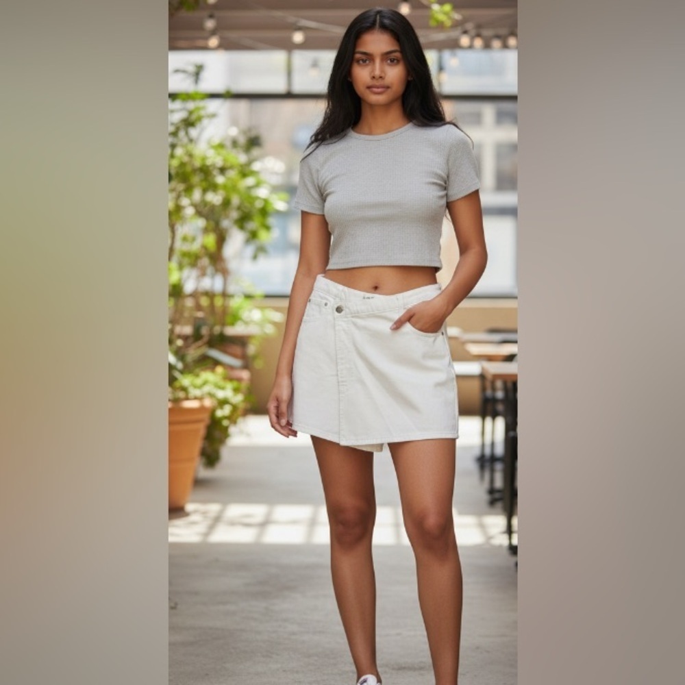 nwt-Sz.14 women’s off white
Denim 5‎ Pocket SKORT
Tennis - Golf - Everyday wear